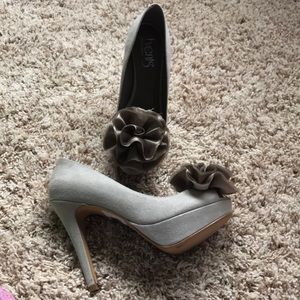 Greige flower pumps NWT